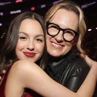 Proud mother of Olivia Rodrigo🥰🤗 Lover of nature and business enthusiast💼😎