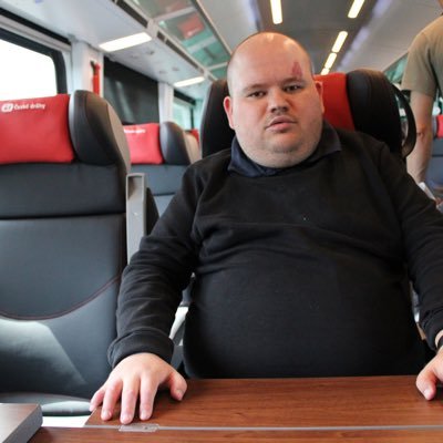 jsem prakticky nevidomí člověk zabývající se převážně politikou, dopravou a nikdy story a i dalšími věcmi.