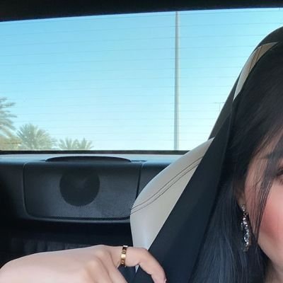أنيقه في أدق تفاصيلي'خجوله بطريقه ملفته هادئه أمام الناس'ومزعجه أمام من أحب'الناس تبحث عن من يفسر الأحلام'وانا أبحث عن من يفسر الواقع ❤