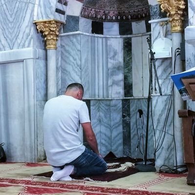 ان تكون في اخلاقك آية .. خير من ان يكون في جيبك قرآن ..
