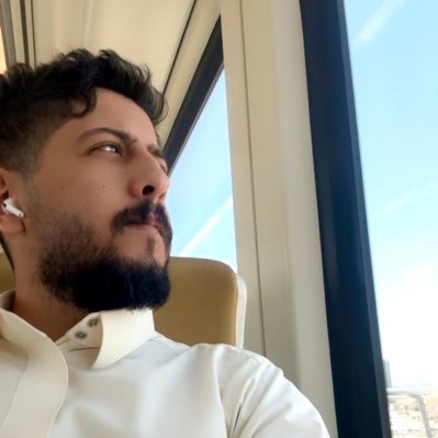 هنا خليط إنسان شغوف ب🧠🔭✍️📱📚 وأحب ☕️🎵🎬 🐶🐱 - العقل يحتله الأسبق إليه !