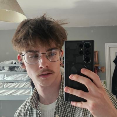 tojis_slvt_'s profile picture. eating strawberries rn