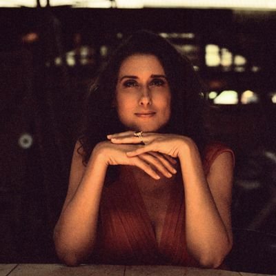 - uma emocionada sobre tudo
mistura de fã, comentarista política e degustadora alienada de BBB, filmes e séries