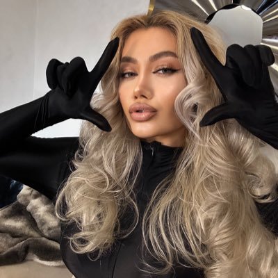 Your dream girl. Soft voice. Expensive taste. Shopping is my cardio. Backup @thequeenrosax1