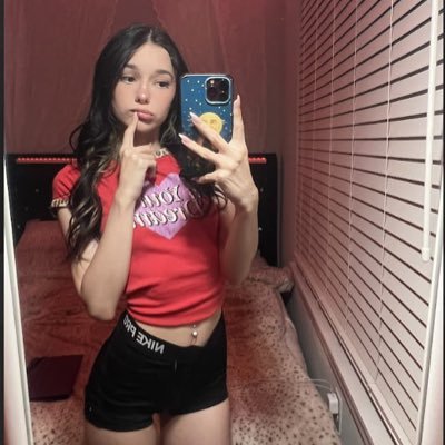 realmiaxxx's profile picture. I respond fast… if you’re in the DMs 🥰