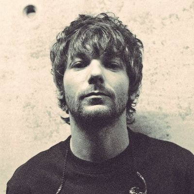 this is a safe place and only shares Louis Tomlinson gifs. welcome!