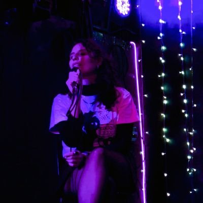 Intento de psicoanalista y de música.
Twitter es mi diario íntimo abierto a la comunidad.