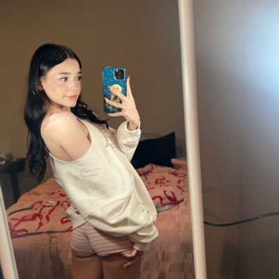 ngummymia_'s profile picture. 19 & vibing — DMs are your way in 💬
