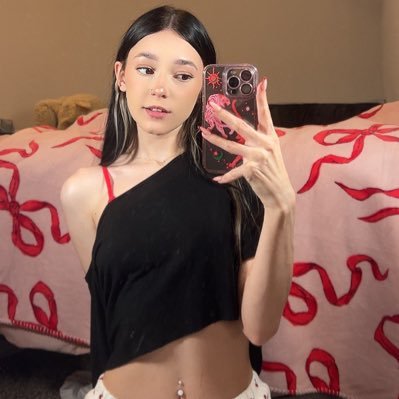 sparkdlemiaa_'s profile picture. Don't be shy, just DM me already 😇