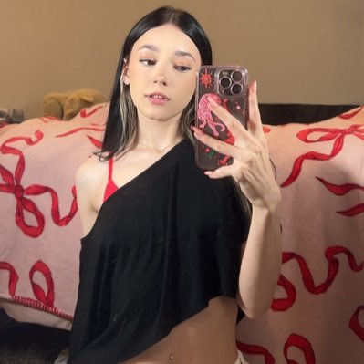 cutehmiaa_'s profile picture. DM me if you're bored too 😇