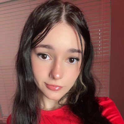 sweeqtmiaa's profile picture. I talk less here, more in the DMs 😇