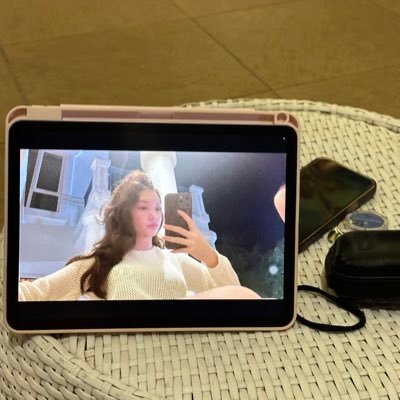 howvinotes's profile picture. cozy digital spreads + soft lofi days 🌼 kilonotes ✧ journaling ✧ gentle chaos 🌿 planner girl era