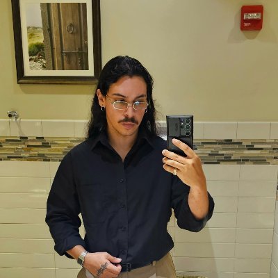 Programador, Reparador de computadoras, Guitarrista, Compositor y productor Musical.