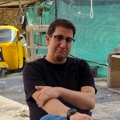 من خیلی آدم خفنیام، ولی در عین حال میخوام فروتن و سر به زیر هم بنظر برسم. خودتون یه بیو با این حال و هوا در نظر بگیرید.