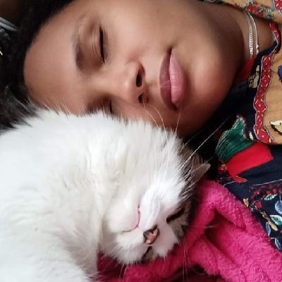 Andrysh29's profile picture. A veces canto, a veces escribo.
Dizque comunicadora social, pichona de psicóloga, violinista en formación y cantante de mariachi, de todo un chin.