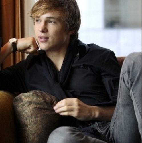 FalconMinx's profile picture. I may not be a leader but I'm also not a follower. I like to think of myself as an independent person. An independent hufflepuff. |HPRP|