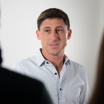 Senador por el Departamento La Capital.
Papá de Valen y Camilo.
Contador, UNL.