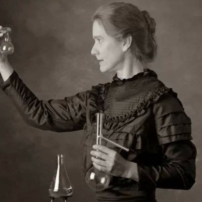 Taqisabri22's profile picture. طالبة طب،تفهم إن الطب مو بس كتب وامتحانات، بل موقف وأمانة. 🧠 ناقدة، ترفض التزييف، وتواجه التصنّع بدون تردد. 🎤 صوتها يدوّي لأن وراء كل كلمة وعي.