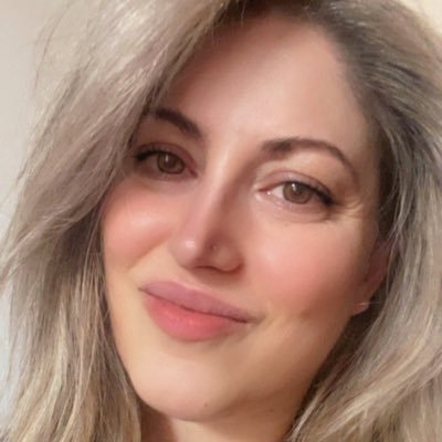 RosaRosaeRosy's profile picture. Giornalista vera in un mondo AI. Scrivo per chi pensa. Lavoro a scuola come metafora, pratico yoga per equilibrio nel caos. Neo-mamma, pronta per la Luna 🌙✨👶