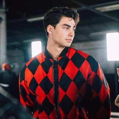 Youโre My Inspiration @Hxppytcbealive, King of Avalor, Father of 4, Twin Brother to @General_Nunez and @KingofRoyal_, @inventor_sister's bro in law, 6/13/20๐