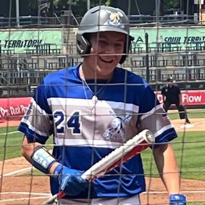 6’2” 195 YouTube Channel: @vinnylyons2027 4.0, 35 ACT First Team All Conference & HM All District. NCAA ID: 2506627571 Email: vinnylyons2027@gmail