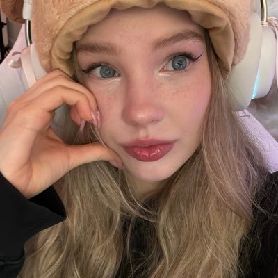 echolaria_exe's profile picture. retired gamer 💕 occasional cosplayer 🦎