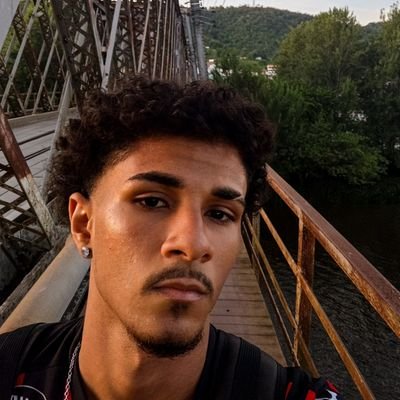 lucasmurici_04's profile picture. apenas um rapaz latino americano em constante sofrimento pelo vitória