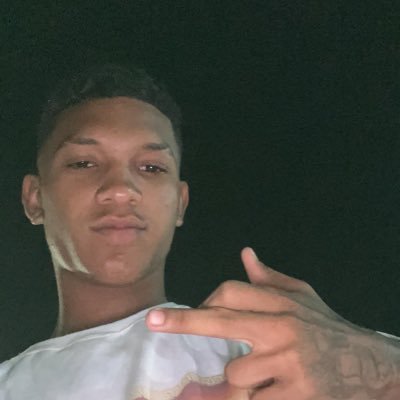 Jardean098_'s profile picture. Em busca da felicidade eu vi vários sair sorrindo e voltar chorando e outros que nem voltaram vai vendo🥂🍀🎡💖