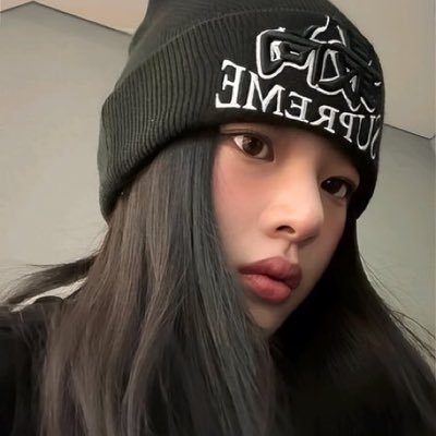 mulisapata's profile picture. uma lésbica meio termo ☂️ i love women ⚢