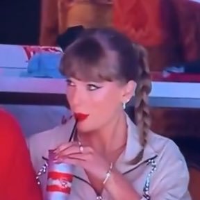 she/her ➶ 32 | Senior Swiftie ‘06 | rep stan🖤 | karma truther 🔸| eras tour CHI n2 | probably talking about 𝒯𝒶𝓎𝓁𝑜𝓇 𝒮𝓌𝒾𝒻𝓉