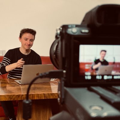 Passionné de média, de sport et de tech chez @awscloud ☁️