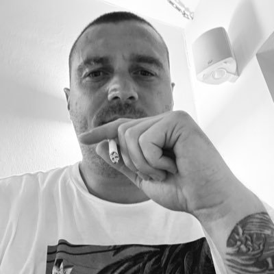 Картоф. Крепостен селянин. Посредствен акаунт. PhD (pretty huge dick). ОБИЧАМ ЦСКА ❤️ Не харесвам тъпи хора.