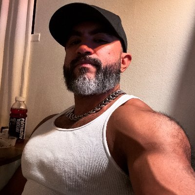 Hairy and uncut muscle top 💪🏽⬆️ Horny Teddy Bear 😈🧸 Gaymer geek and Magic the Gathering nerd 🎮 Cuddle enthusiast 🤗🧸🫂 NSFW 18+