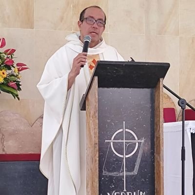 Sacerdote católico, de la Orden de Predicadores (Dominicos), colombiano, predicador; siempre discípulo, por tiempos profesor y siempre que se puede, misionero.