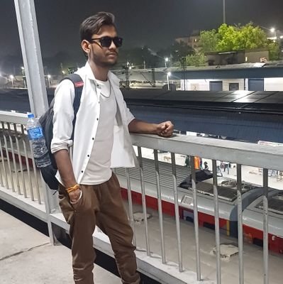 Ayadav800's profile picture. एक सवेरा था जब हंसकर उठा करते थे हम,

और अब कई बार बिना मुस्कुराए ही शाम हो जाती है..!!