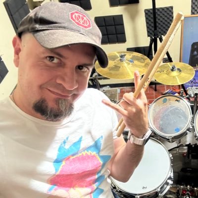 Solo un fan de viajar, buen comer, buen beber, buena música, videojuegos, baterista profesional, y un etcétera genial.