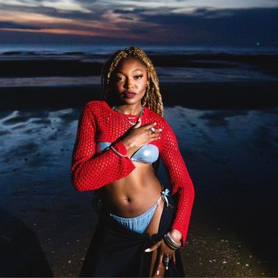 RÉINVENTRICE DU R&B. Mon nouveau single « TU FAIS ÇA » est dispo partout ! ☝🏾