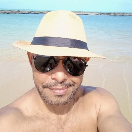 Professor, hipnoterapeuta, terapeuta tântrico, jornalista nas horas vagas. Na dúvida vire a esquerda