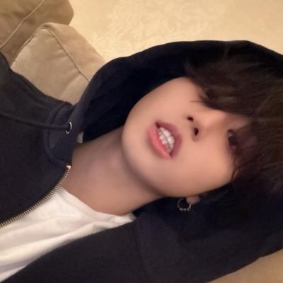 . . . #한지성 : vampire enthusiast 💭 ⠀⠀⠀⠀⠀ ⠀⠀⠀⠀ ⠀⠀do you know the muffin man? @hozierscrossing