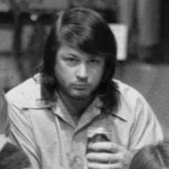 Estudante de história. Gosto muito de beach boys. ele/dele