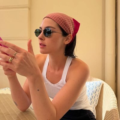 larysleeves's profile picture. i’m still confused