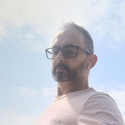 Xornalista vellenial. Ex-taquígrafo e ex-auxiliar técnico editorial. Fago radio cando a situación o require. Non uso nin usarei sieloasul nin mastodonte.