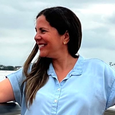 Escritora y comunicadora social. Autora del libro de cuentos La Cena, de la novela corta, Memoria de Papel y del libro de columnas “Mujer de asfalto”.