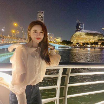Graduated from the National University of Singapore Business School,I run a clothing studio in Miami and work part-time at Amazon in my spare time.