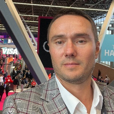 Entrepreneur and MBA graduate specializing in B2B tech start-ups, team leadership, fundraising, business development, and marketing.