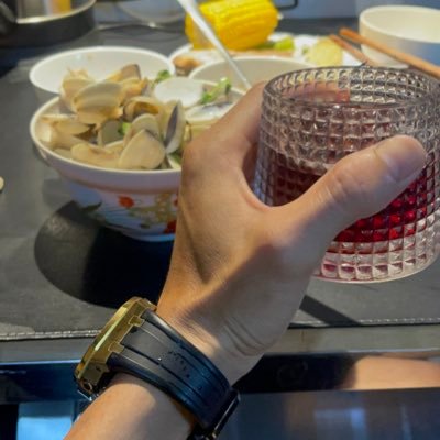 “Sạch sẽ, kín đáo, tôn trọng lẫn nhau. Thích những cuộc gặp nhẹ nhàng, tinh tế và không ràng buộc. Nếu hợp vibe, chúng ta có thể làm nhau vui 😉”