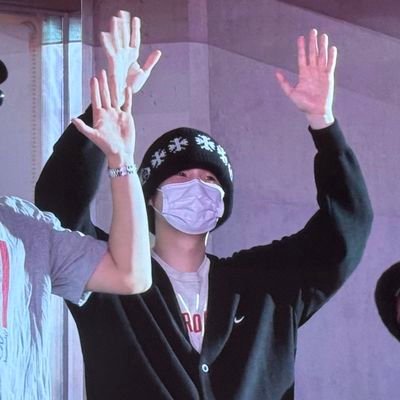 꿈, 흐망, 전진, 전진 🪷
Youth is never coming back! 🦋
Listening to D-2 at night seems like free therapy to me 🌕
In this 방탄 shit 4eva, ot7 only!! 💜