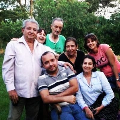 Amo la vida, a los animales y a las almas nobles. Me duele el sufrimiento ajeno y creo en el amor, la bondad y el respeto como camino hacia un mundo mejor.