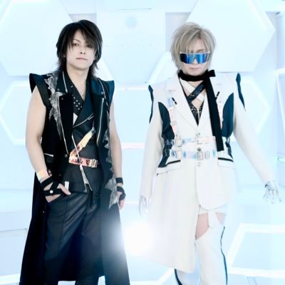 2001年1月1日、Dr:JOEとVo:Rickyの2人組ユニットとしてavexよりメジャーデビュー。「HYPER BEAT ROCK」という独自の音楽ジャンルを打ち立てる。2004年解散→2010年復活→2017年3rdアルバムリリース→2025年 DASEIN結成25周年記念『燦然たる我が人生』リリース決定!!