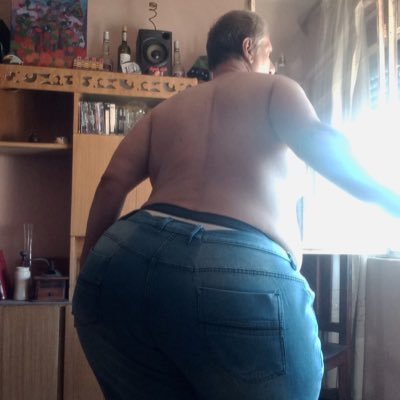 Soy un maduro de 60. Quieres ver mi culo gigante ? se que te va a encantar